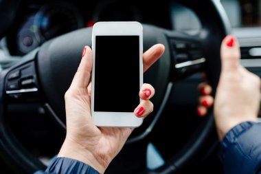 Boş ekran beyaz bir smartphone tutan kadın