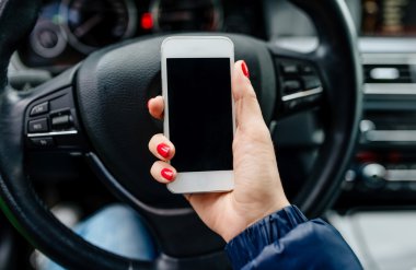 Boş ekran beyaz bir smartphone tutan kadın