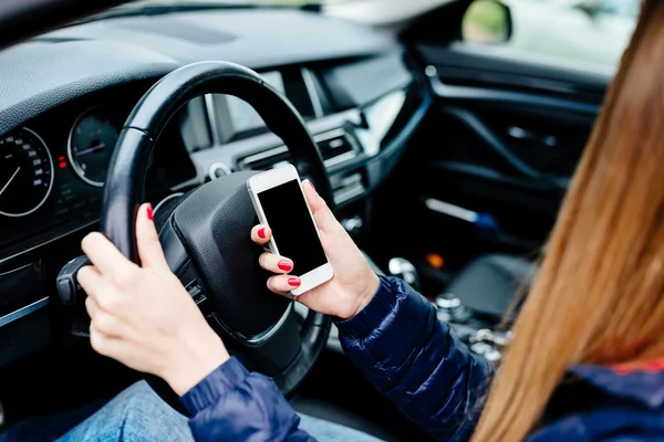 Boş ekran beyaz bir smartphone tutan kadın