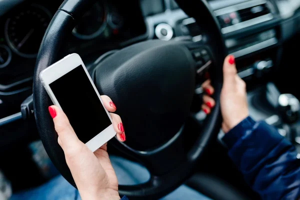 Frau hält weißes Smartphone mit leerem Bildschirm — Stockfoto