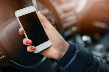 Boş ekran beyaz bir smartphone tutan kadın