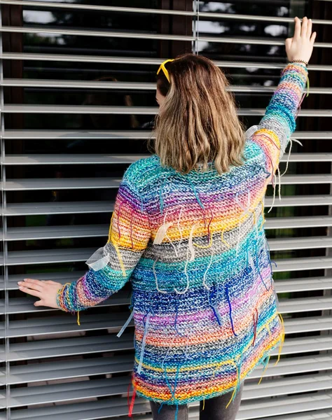 Chica cool en suéter de lana de colores posando en el jardín —  Fotos de Stock