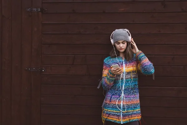 Bastante guay chica en divertirse y escucha música — Foto de Stock