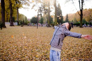 Mutlu çocuk çocuk iskambil ile renkli yaprakları