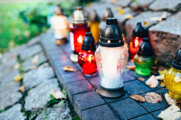 Candles burning at a cemetery — Stock Photo, Image