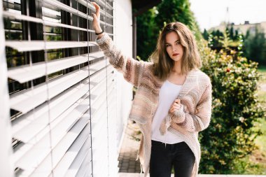 Terasta poz yün kazaklı kadın