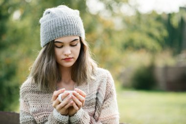 Kadın kahve veya çay ile tezgah üzerinde rahatlatıcı