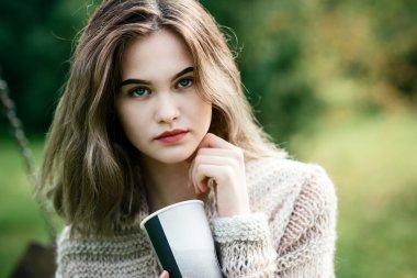 Genç düşünceli kadın bankta rahatlatıcı