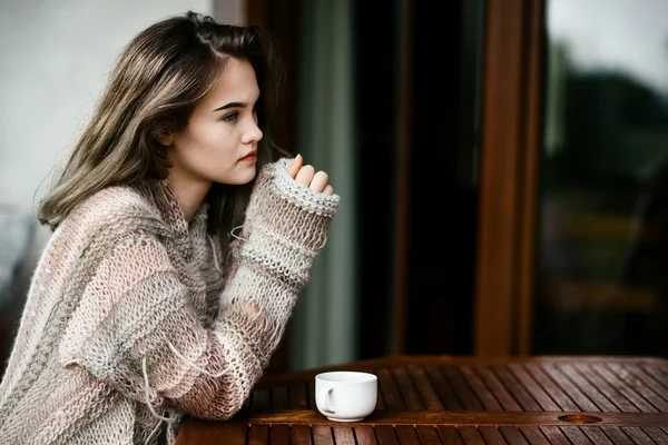 Mujer joven relajándose en la terraza — Foto de Stock