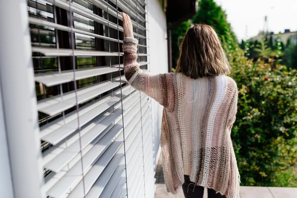 Kvinna i ylle tröja poserar på terrassen — Stockfoto