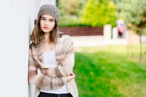 Hipster-Mädchen in Wollpullover und Mütze posiert — Stockfoto