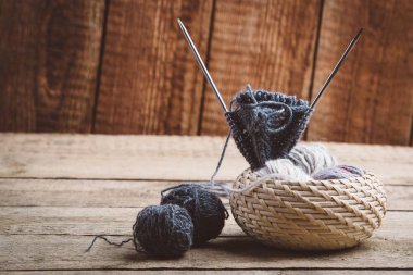 Örgü iğnesi ve yün.