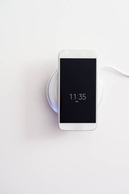 Beyaz smartphone kablosuz şarj tarafından