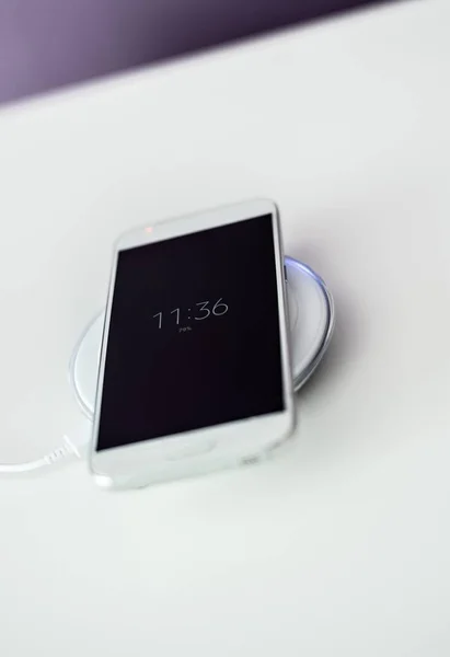 Smartphone blanco cargado por cargador inalámbrico — Foto de Stock
