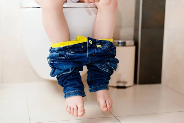 Piccolo ragazzo di 7 anni sulla toilette . — Foto Stock