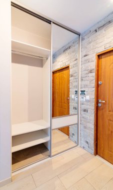 Ayna dolap ile modern daire giriş holü