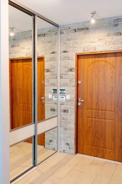 Entréhallen i modern lägenhet med spegelgarderob — Stockfoto