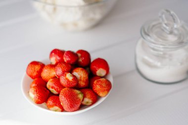 Taze kırmızı çilek dolu kase