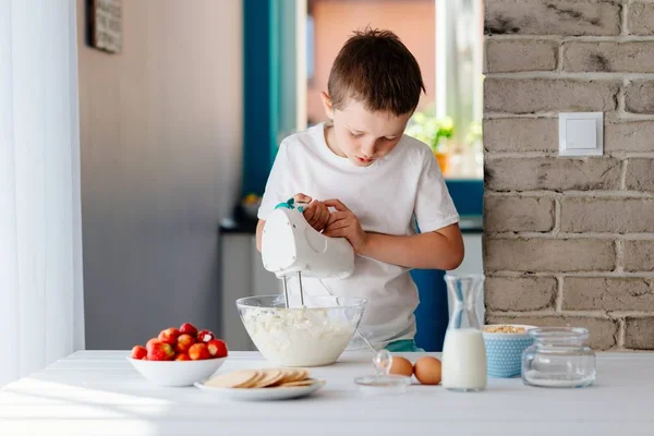 Дети готовят печенье на кухне — стоковое фото