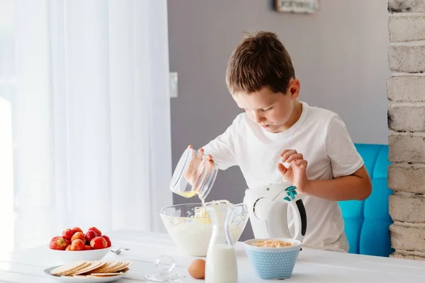 Kek hazırlama ve yumurta beyazı hamuru için ekleme çocuk. — Stok fotoğraf
