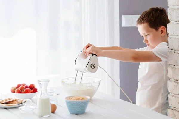 Niño preparando galletas en la cocina — Foto de Stock