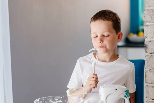 Mikser karıştırıcı üzerinden pasta tatmak çocuk — Stok fotoğraf