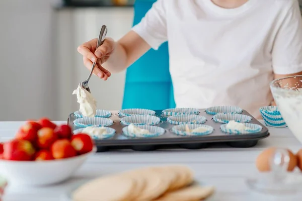 Hamur malzemeleri ile cupcakes form doldurma çocuk — Stok fotoğraf