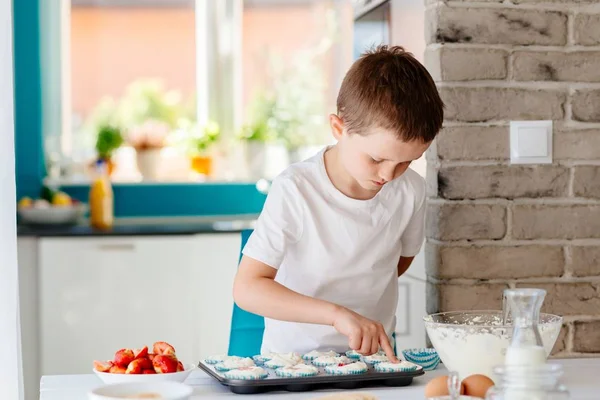 Bambino riempimento cupcakes forma con ingredienti di pasta — Foto Stock