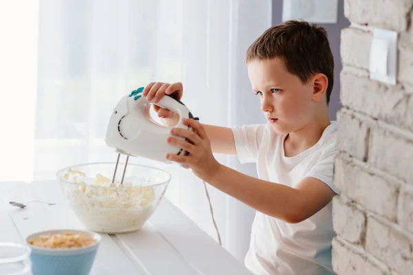 Çocuk mutfakta kurabiye hazırlama — Stok fotoğraf