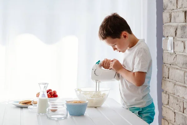 Barn förbereda cookies i kök — Stockfoto