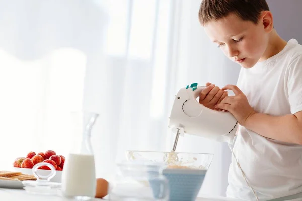 Kind bereitet Plätzchen in Küche zu — Stockfoto