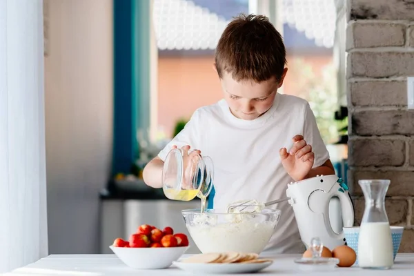 Bambino che prepara la torta e aggiunge albume d'uovo alla pasta . — Foto Stock