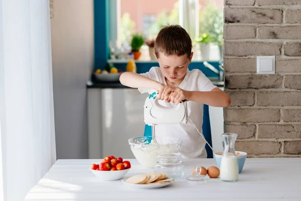 Niño preparando galletas en la cocina — Foto de Stock