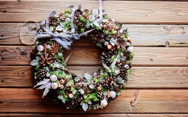 Ahşap rustik arka plan üzerinde Noel çelenk.