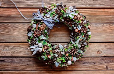 Ahşap rustik arka plan üzerinde Noel çelenk.