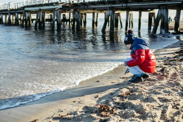 Mały chłopiec dziecko na plaży. — Zdjęcie stockowe