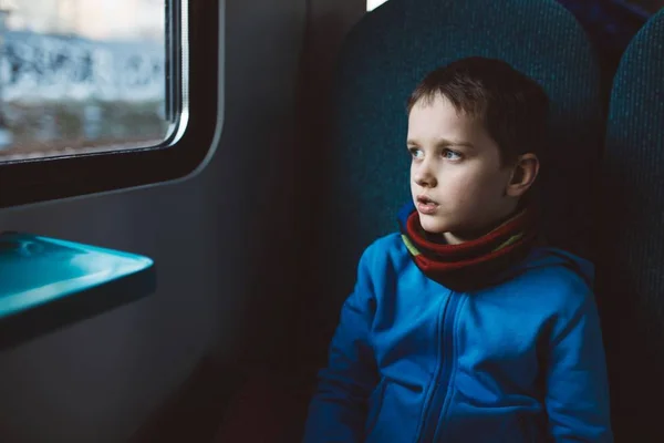 Μικρό παιδί αγόρι που ταξιδεύουν — Φωτογραφία Αρχείου