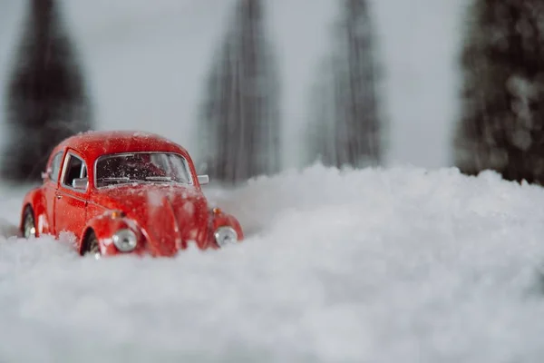 Kleines rotes Autospielzeug steckt im Schnee fest — Stockfoto