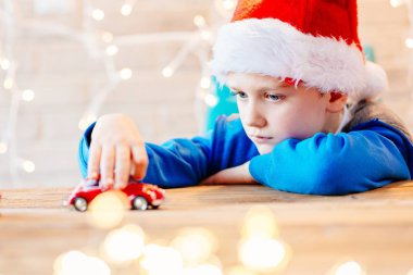 Noel Baba'dan evde oyuncakla oynamak çocuk