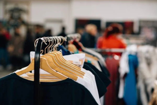 Percha con ropa nueva —  Fotos de Stock