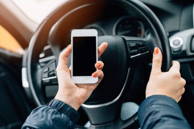 Arabaya beyaz smartphone kullanan kadın.
