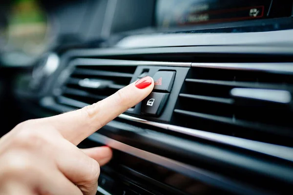 Frau schaltet Notlicht im Auto ein. — Stockfoto