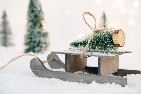 Małe drewniane sanie z choinki w śniegu — Zdjęcie stockowe