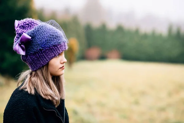 Mujer joven reflexiva en gorra azul violeta de lana — Foto de Stock