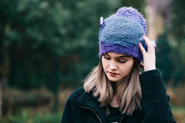 Mujer joven reflexiva en gorra azul violeta de lana — Foto de Stock