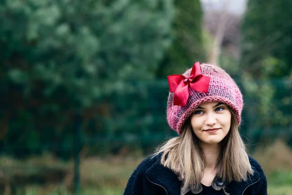 Mujer joven reflexiva en gorra de lana — Foto de Stock