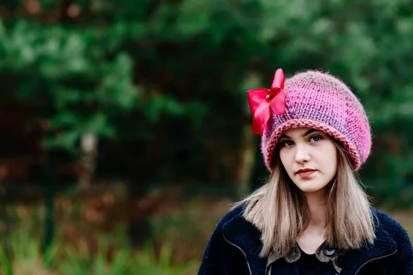 Mujer joven reflexiva en gorra de lana — Foto de Stock