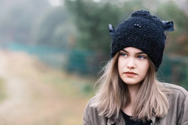 Mujer joven reflexiva en gorra de lana negra — Foto de Stock