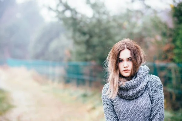 Mujer joven hermosa pensativa en suéter de lana — Foto de Stock