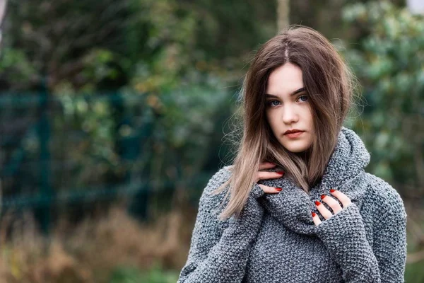 Συλλογισμένος όμορφη νεαρή γυναίκα σε μάλλινα πουλόβερ — Φωτογραφία Αρχείου